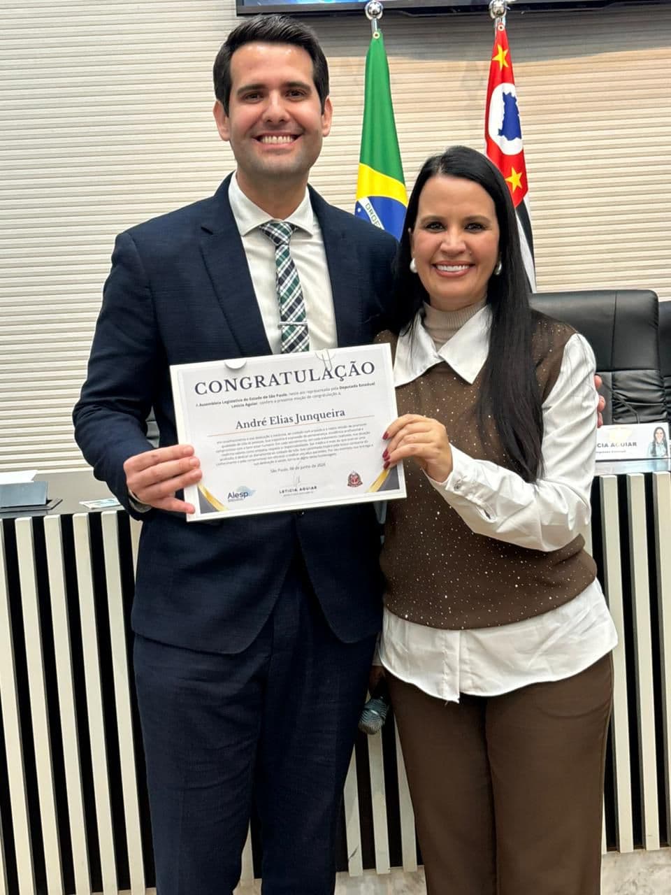 Dr. André Elias Junqueira recebendo moção de Congratulação da Deputada Leticia Aguiar na ALESP